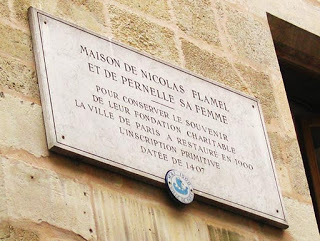 plaque-maison-nicolas-flamel.jpg